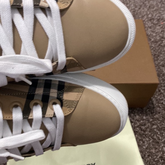 Authentic Burberry shoes - Picture 4 of 11